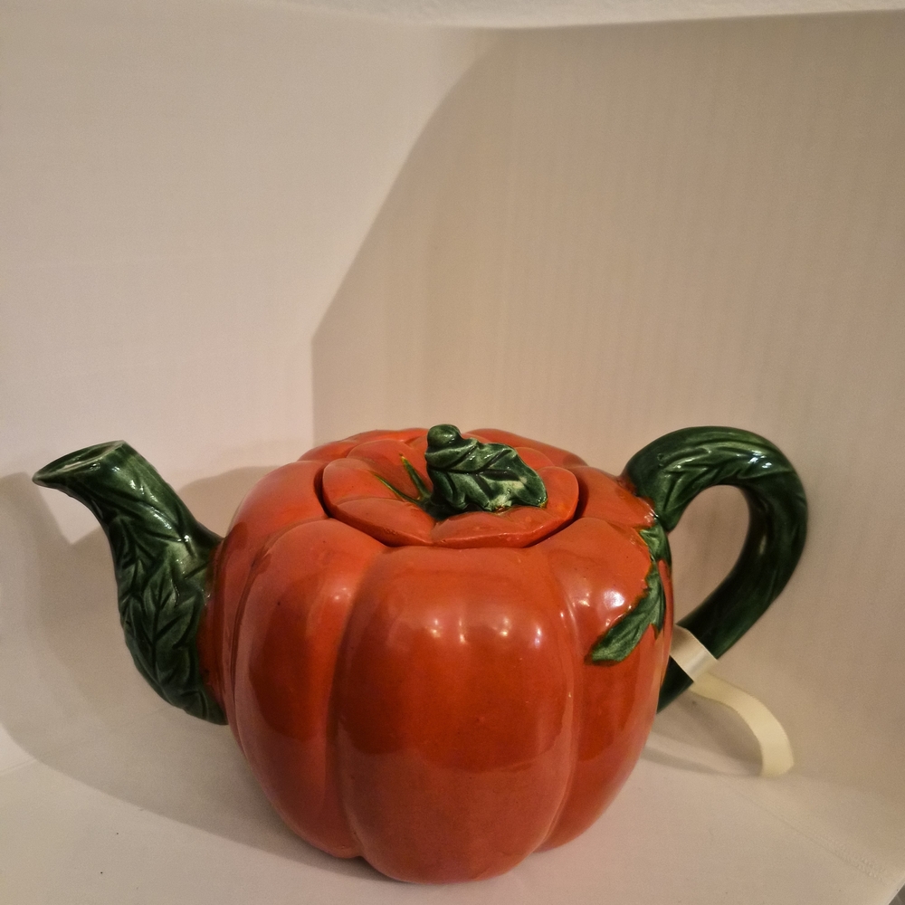 Maruhon Ware ceramic tomato teapot, Sugar And Creamer, Salt And Pepper Shakers